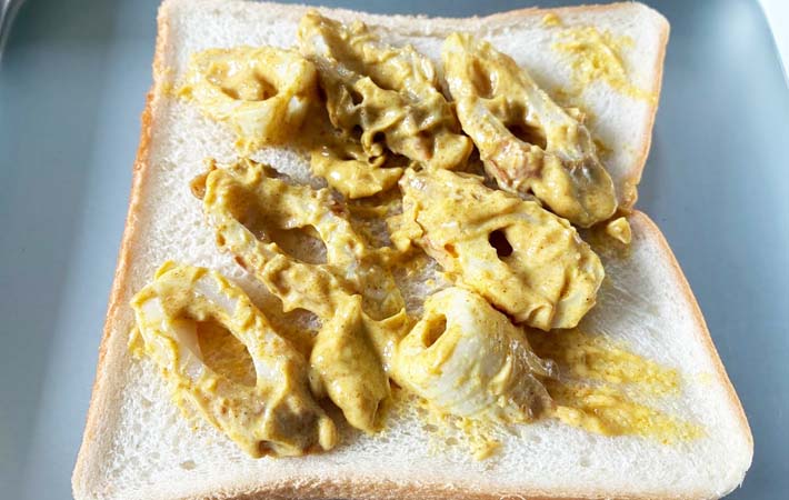 『カレーマヨちくわトースト』を作る写真