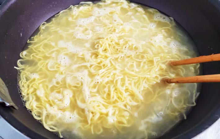 『ピエトロ風ラーメンサラダ』を作る写真