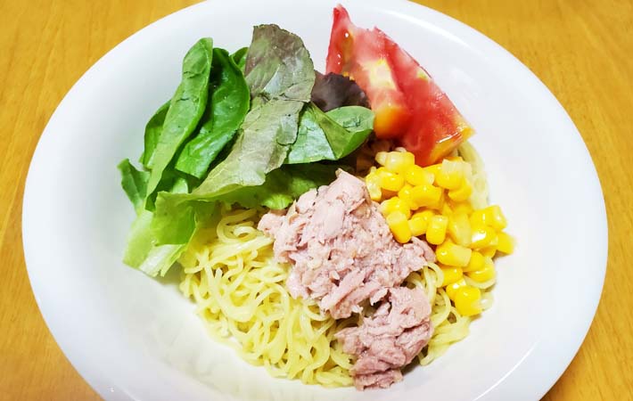 『ピエトロ風ラーメンサラダ』を作る写真