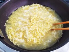 『ピエトロ風ラーメンサラダ』を作る写真