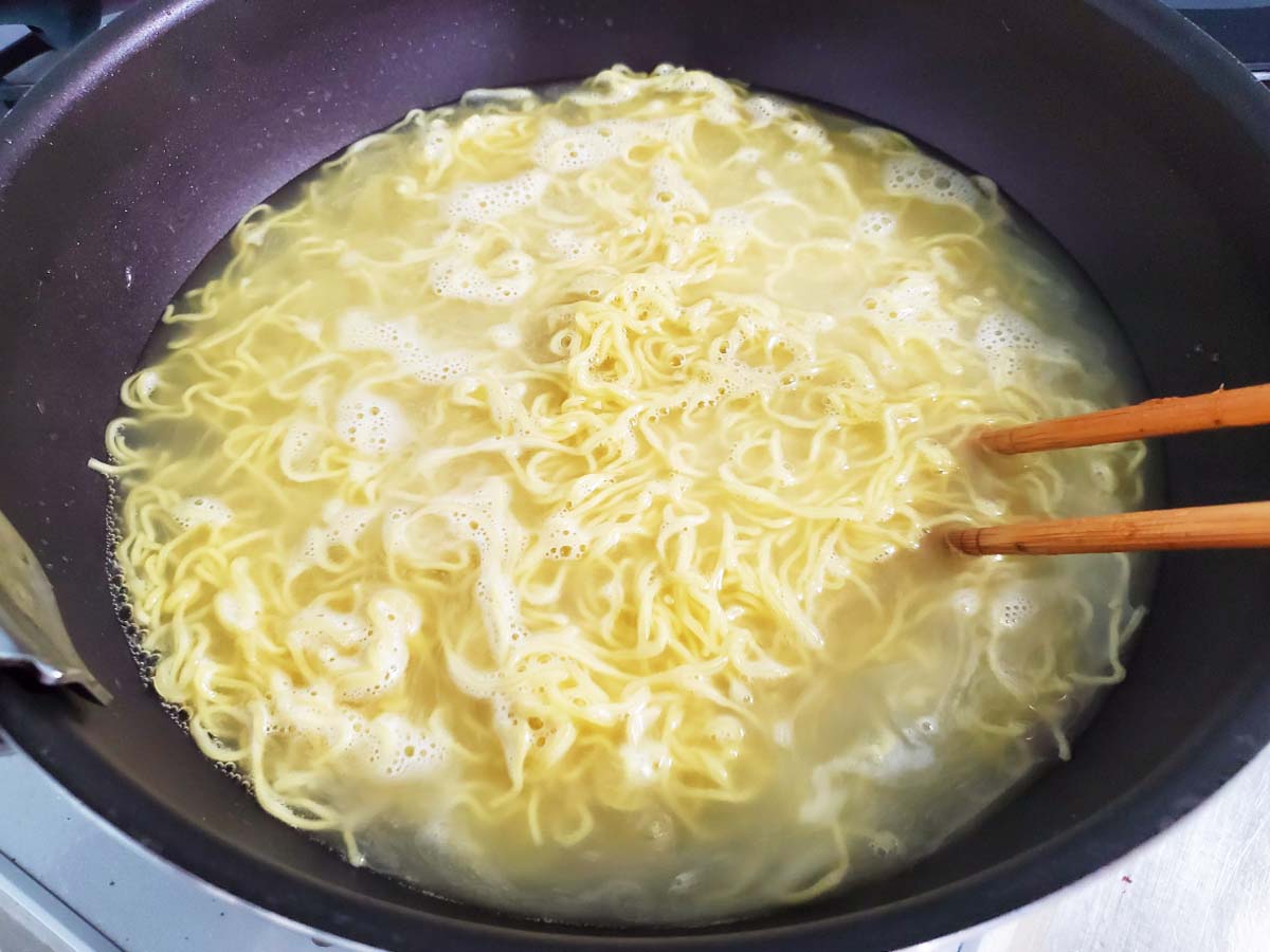 『ピエトロ風ラーメンサラダ』を作る写真