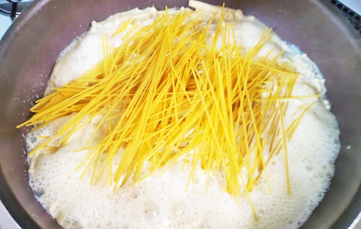 『偽善者のパスタ』を作る写真