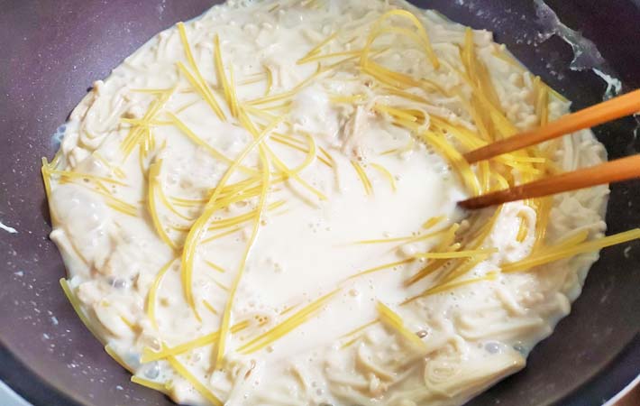『偽善者のパスタ』を作る写真