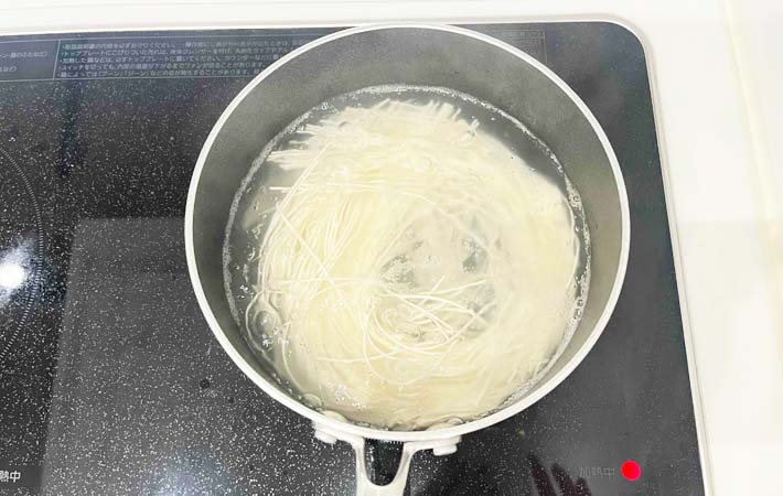 『韓国風白だしにゅうめん』を作る写真