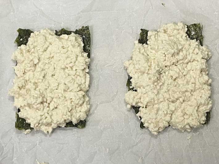 海苔に豆腐を塗る