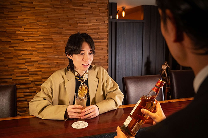 男性とバーテンダーの写真