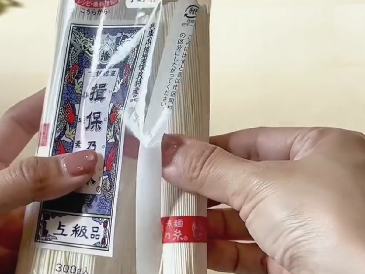 もな(mona_kurashi_)さんが紹介した、そうめんに関する裏技