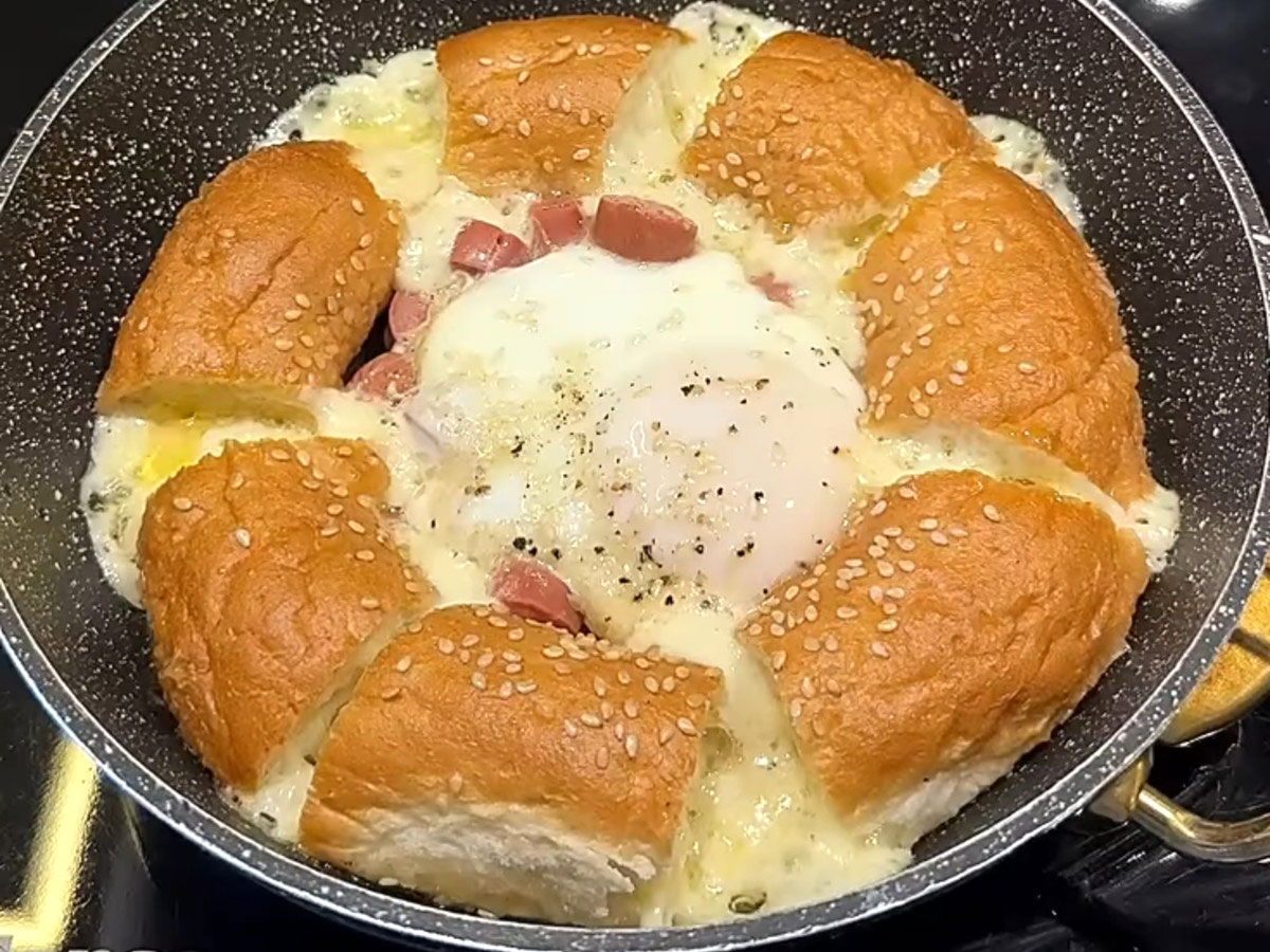 朝食を作っている写真