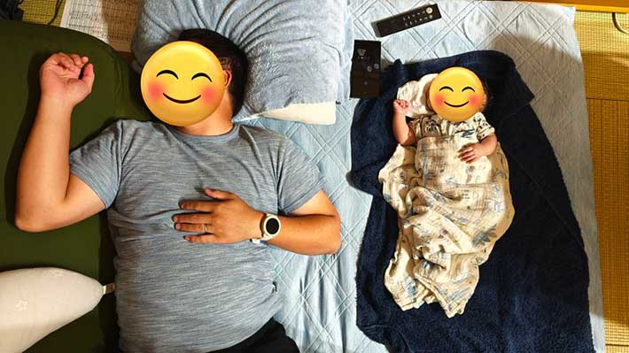 シンクロしたポーズで寝る親子の写真