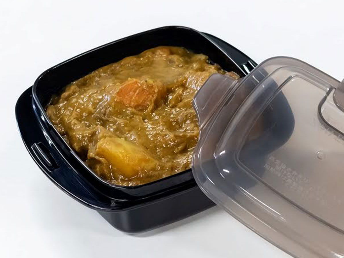 カレーとタッパーの写真