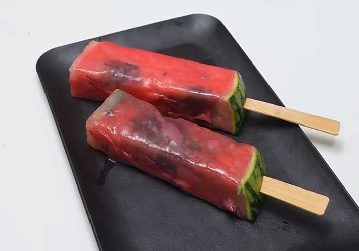 スイカにキャンディを巻く