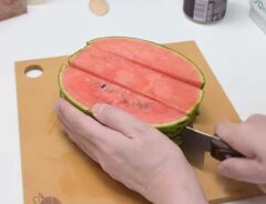 スイカを切る人