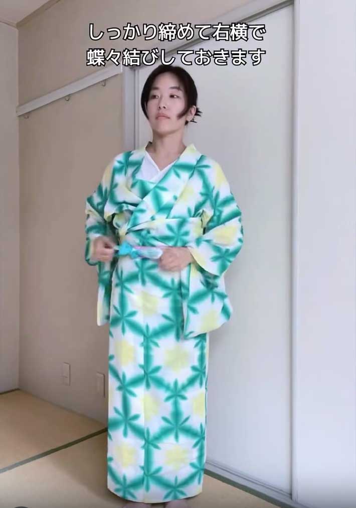 紐を右前で結ぶ