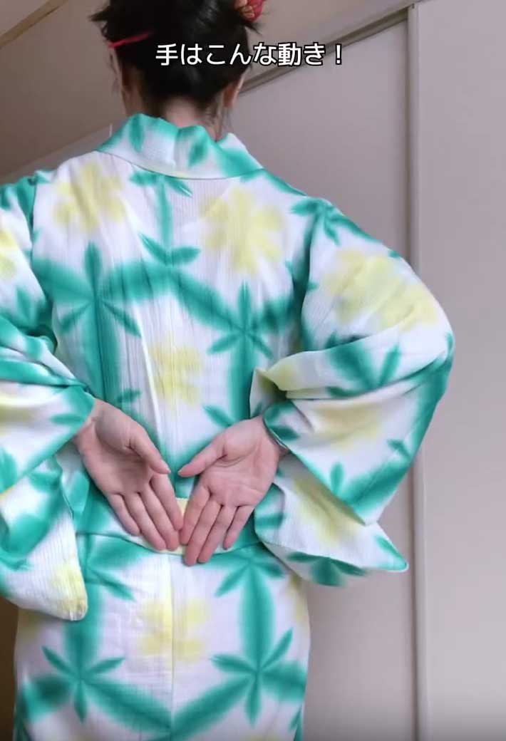 おはしょりを整える時の手