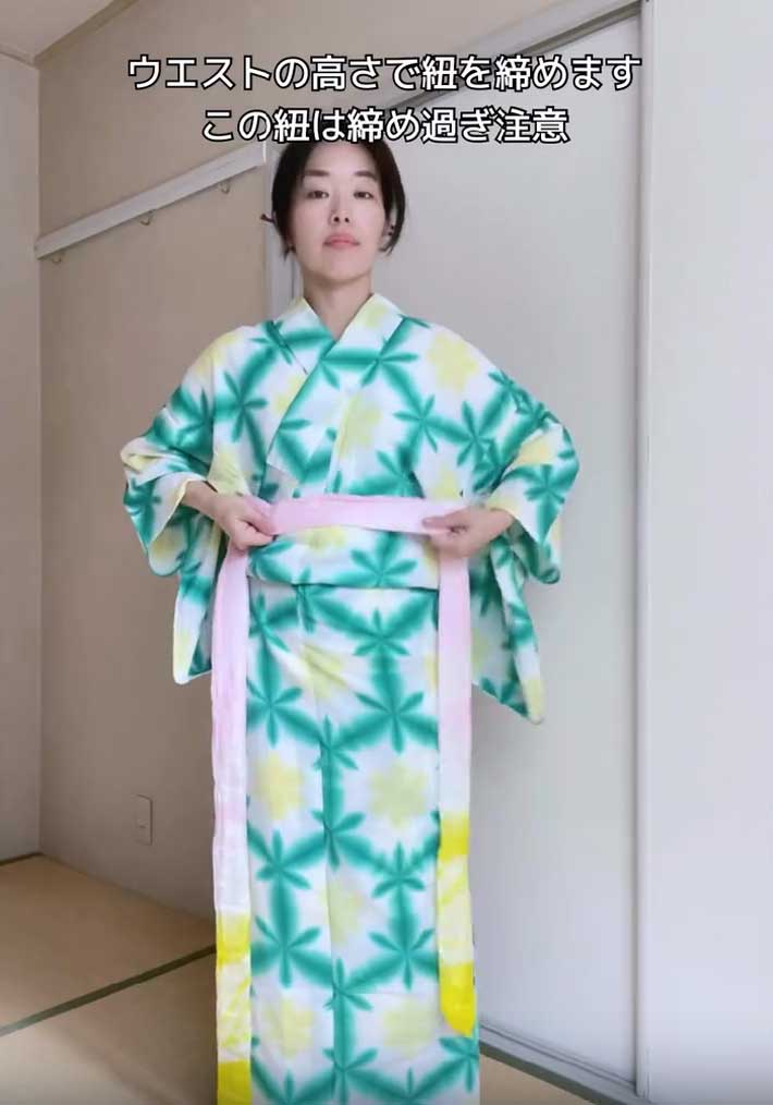 ウエスト部分を紐で固定