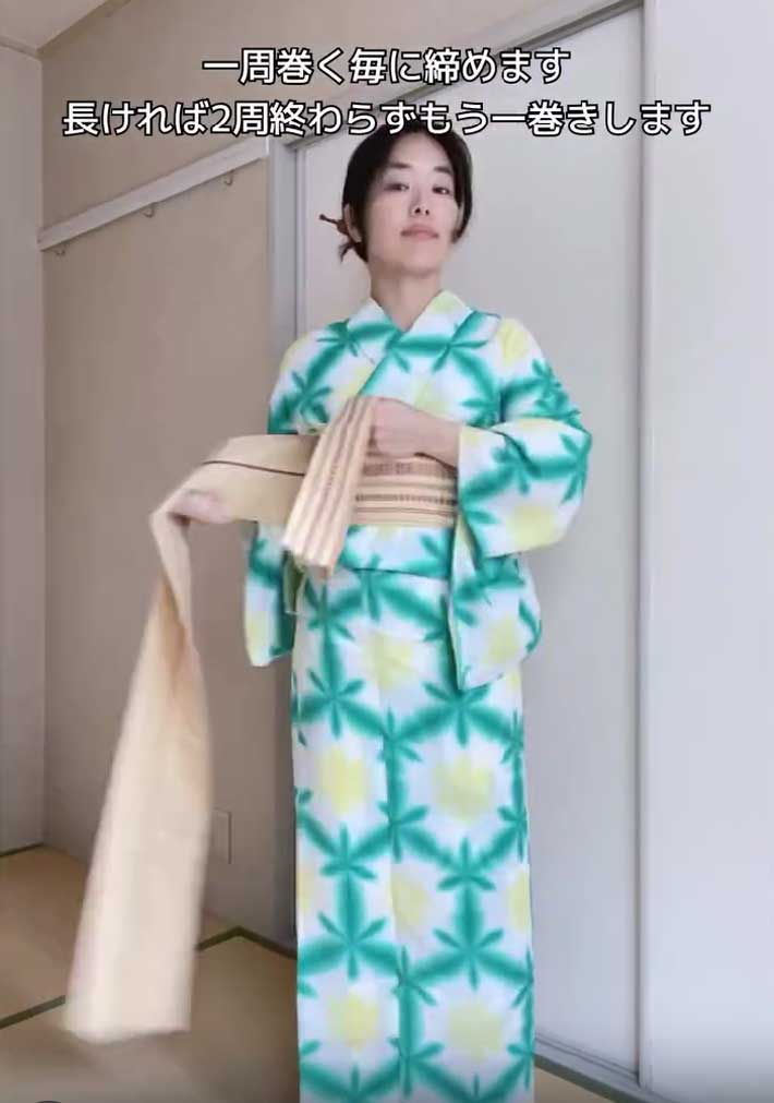 帯を体に２周させる