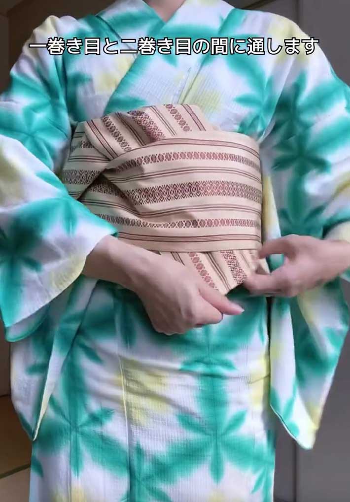 畳んだ部分を１周目と２周目の間に差し込む