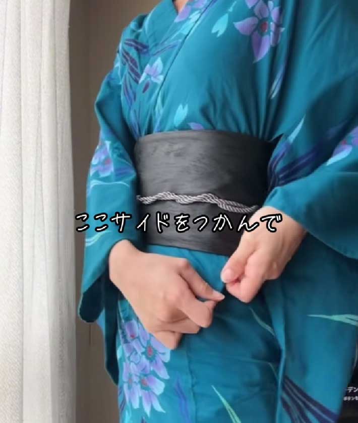 おはしょりは両サイドを畳む