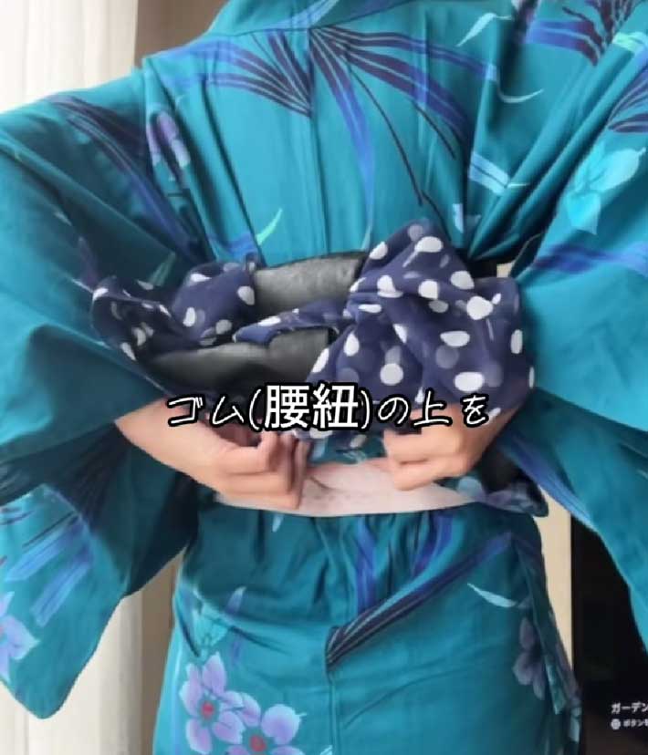 お尻上のもたつきは腰付近の布を引き上げる