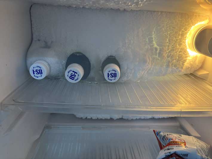 霜の積もった冷蔵庫