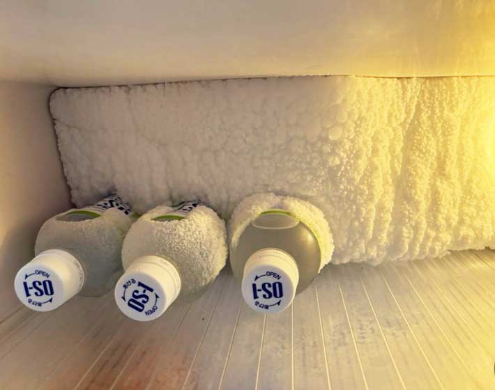 霜の積もった冷蔵庫