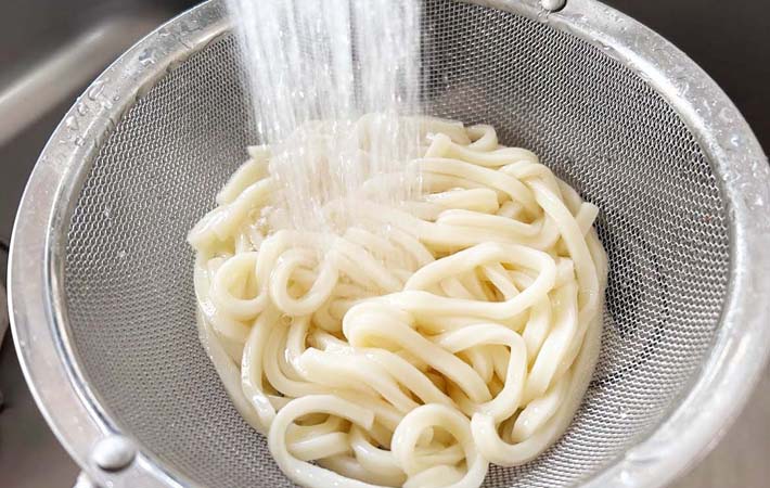 『豚しゃぶ深煎りごまぶっかけうどん』を作る写真