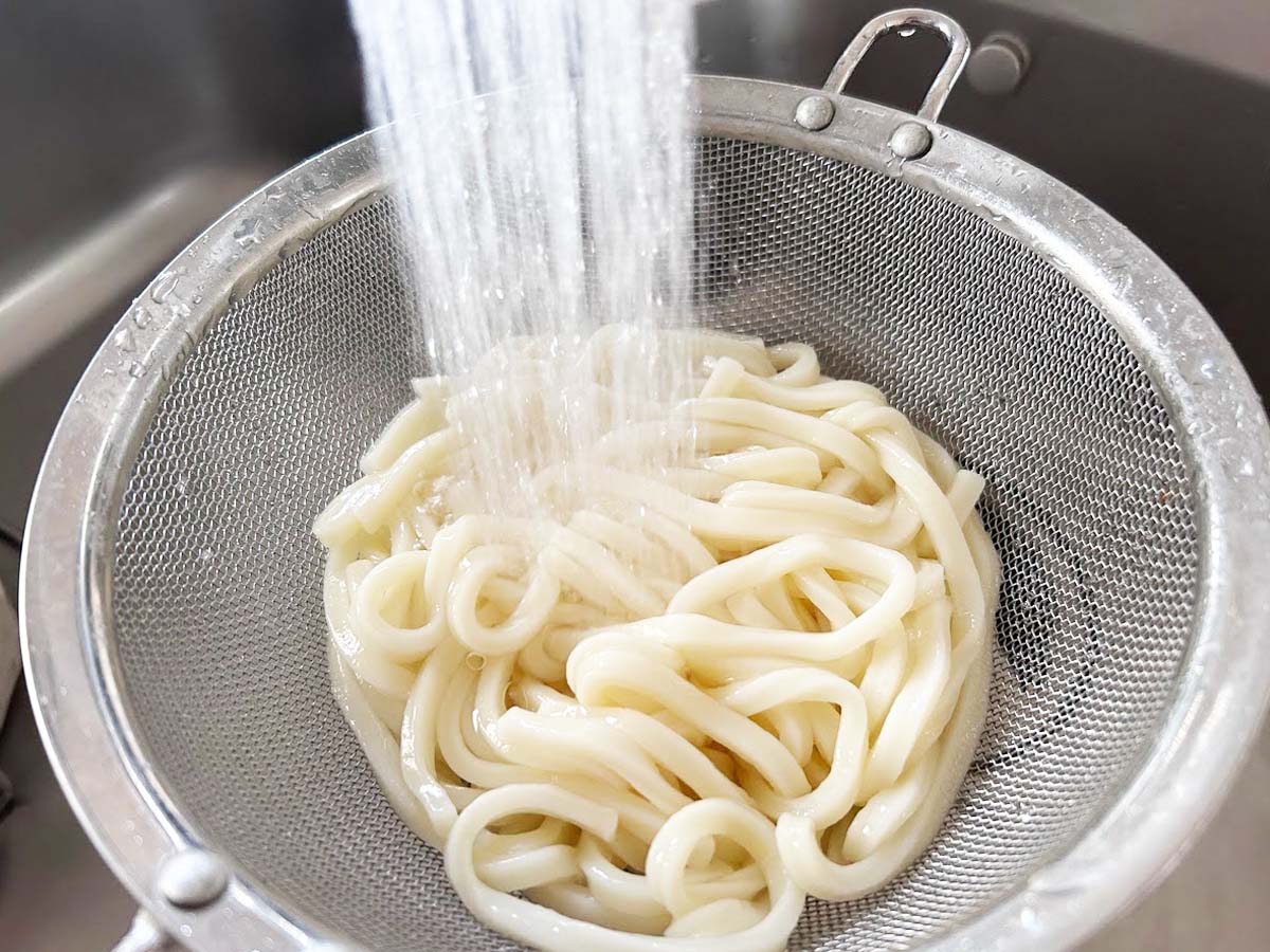 『豚しゃぶ深煎りごまぶっかけうどん』を作る写真
