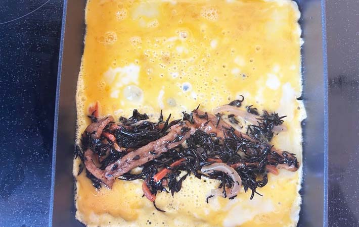 『ひじき煮入り厚焼き卵』を作る写真