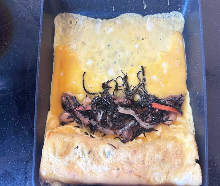 『ひじき煮入り厚焼き卵』を作る写真
