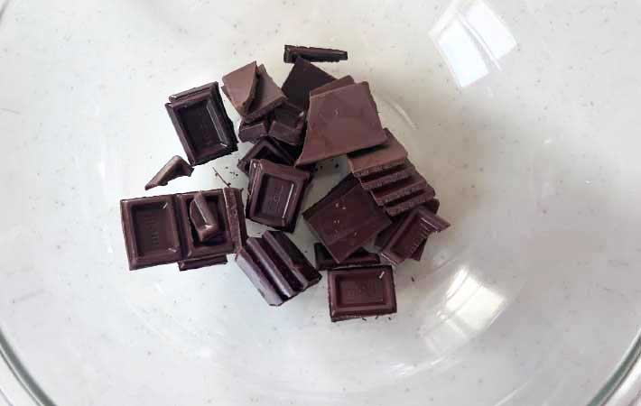 ボウルにチョコを割り入れた画像