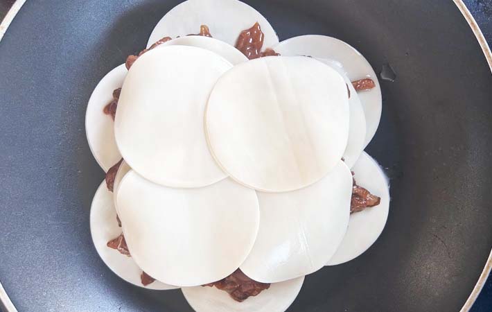 『餃子の皮でワンパンラザニア』を作る写真