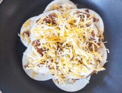 『餃子の皮でワンパンラザニア』を作る写真