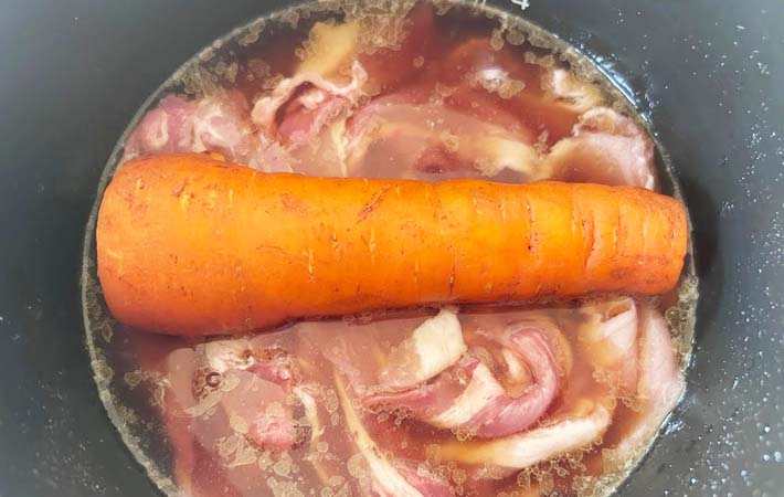『まるごとにんじんのオイスター炊き込みご飯』を作る写真
