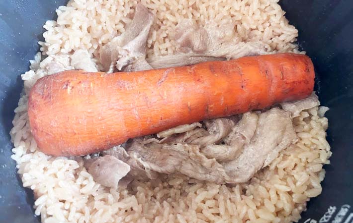 『まるごとにんじんのオイスター炊き込みご飯』を作る写真