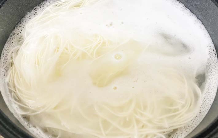 『鶏だし香る！かま玉そうめん』を作る写真