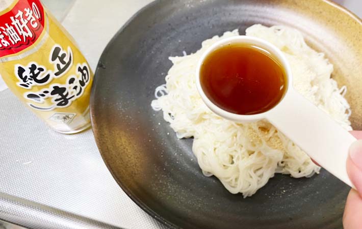 『鶏だし香る！かま玉そうめん』を作る写真