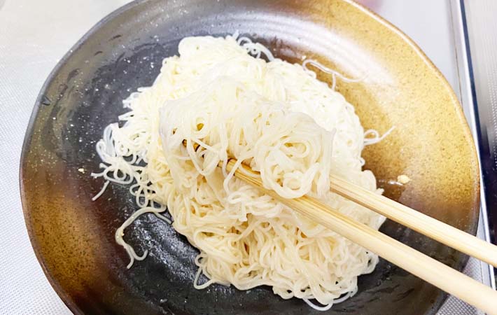 『鶏だし香る！かま玉そうめん』を作る写真