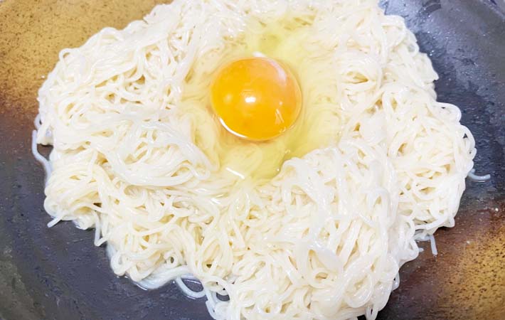 『鶏だし香る！かま玉そうめん』を作る写真