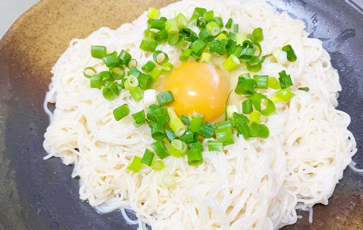 『鶏だし香る！かま玉そうめん』を作る写真