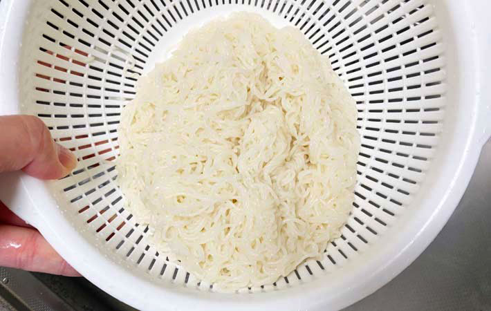 『鶏だし香る！かま玉そうめん』を作る写真
