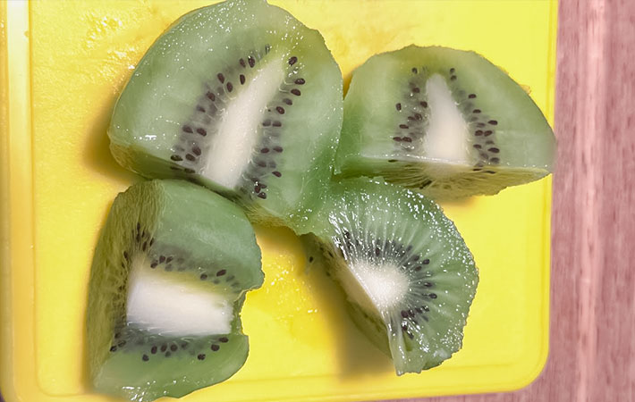 キュウリスムージーを作る写真