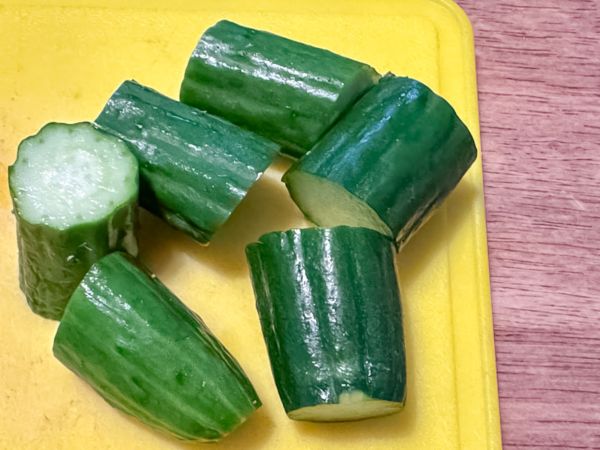 キュウリスムージーを作る写真