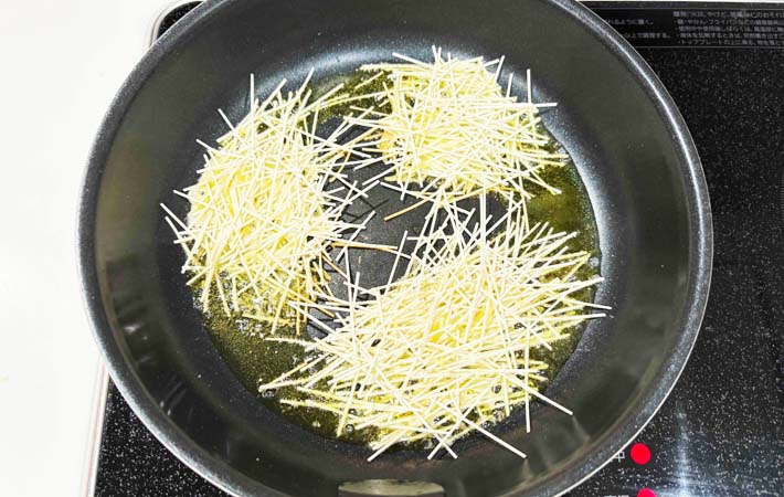 『そうめんせんべい』を作る写真