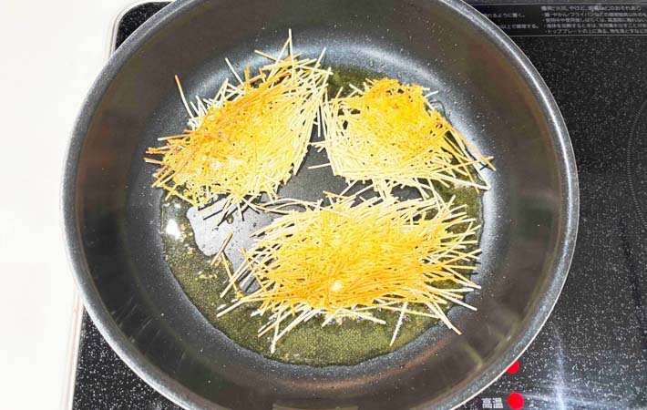 『そうめんせんべい』を作る写真