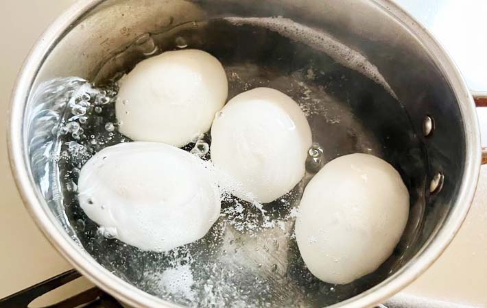 『ゆかり味玉』を作る写真