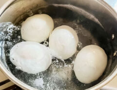 『ゆかり味玉』を作る写真