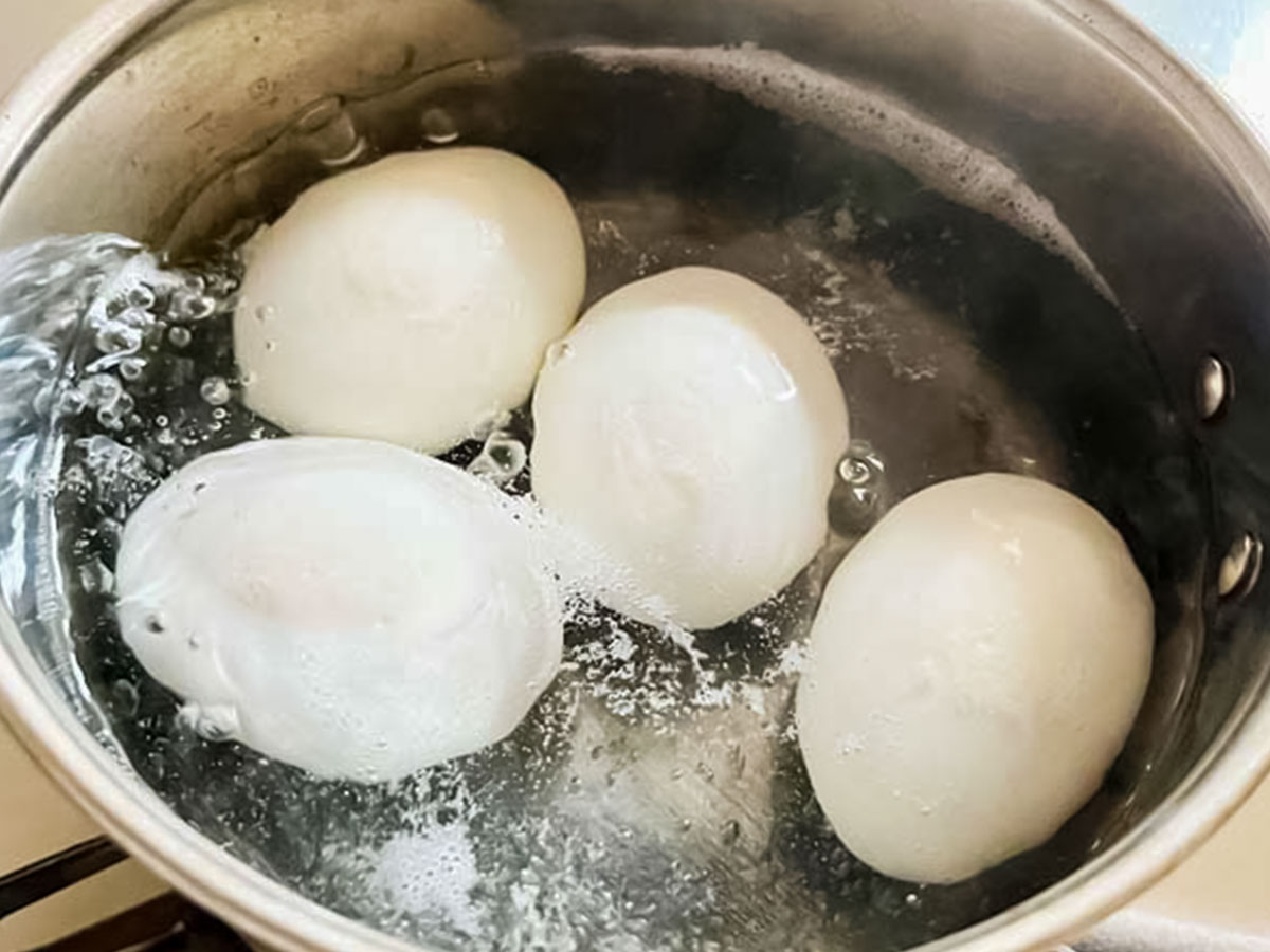 『ゆかり味玉』を作る写真