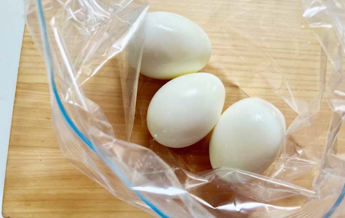 『柚子こしょう味玉』を作る写真