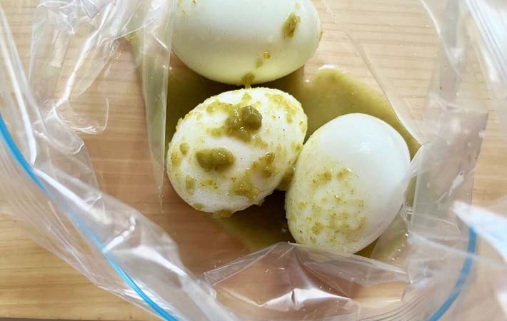 『柚子こしょう味玉』を作る写真