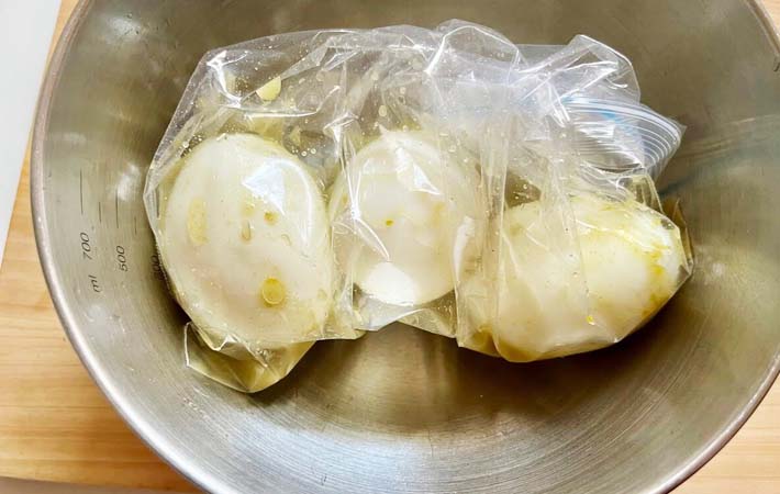 『柚子こしょう味玉』を作る写真